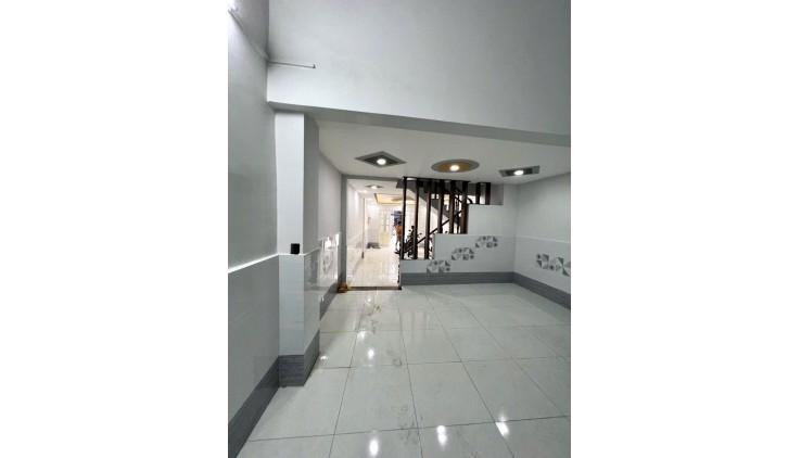 3.25 TỶ- NHÀ 2 TẦNG SÁT BÊN HÔNG CHỢ HÓC MÔN - HẺM XE HƠI- ĐANG CHO THUÊ 5TR/TH